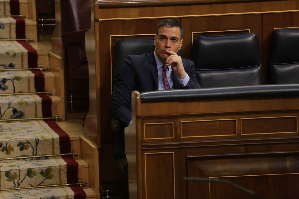El presidente del Gobierno, Pedro Sánchez, en su escaño del banco azul del Congreso