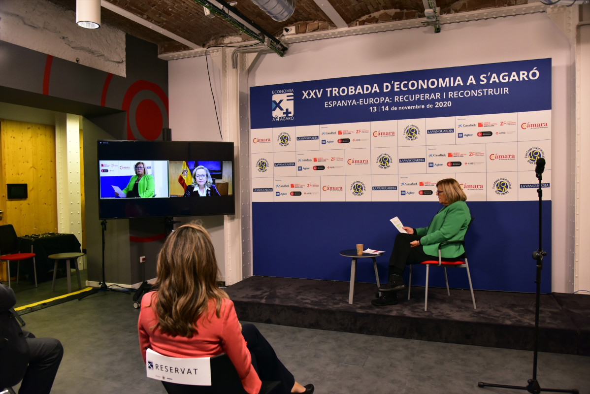 La vicepresidenta y ministra de Asuntos Económicos, Nadia Calviño (d), interviene por videoconferencia para clausurar el XXV Encuentro de Economía, en S’Agaró, en Girona, Catalunya, (España), a 14 de noviembre de 2020.
