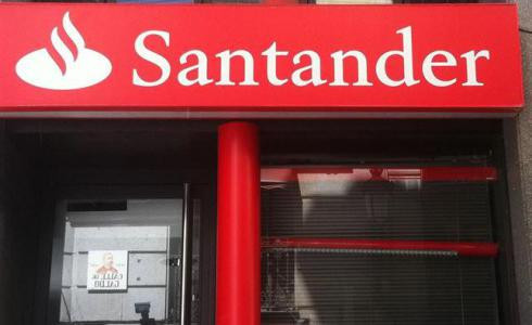 El Banco Santander, obligado a devolver 50.000 euros a una clienta