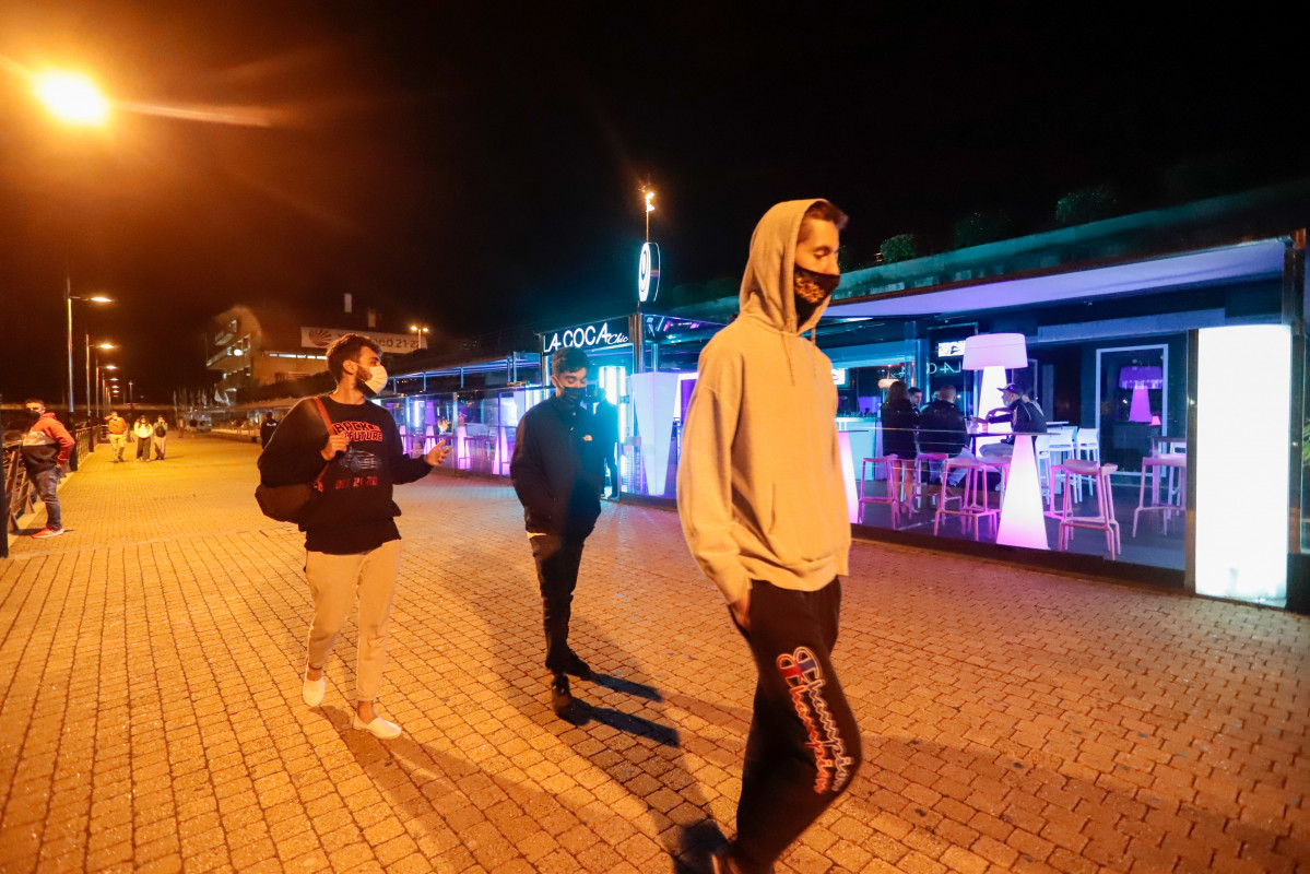Jóvenes pasean por una zona de locales de ocio nocturno, a 23 de julio de 2021, en Sanxenxo, Pontevedra.
