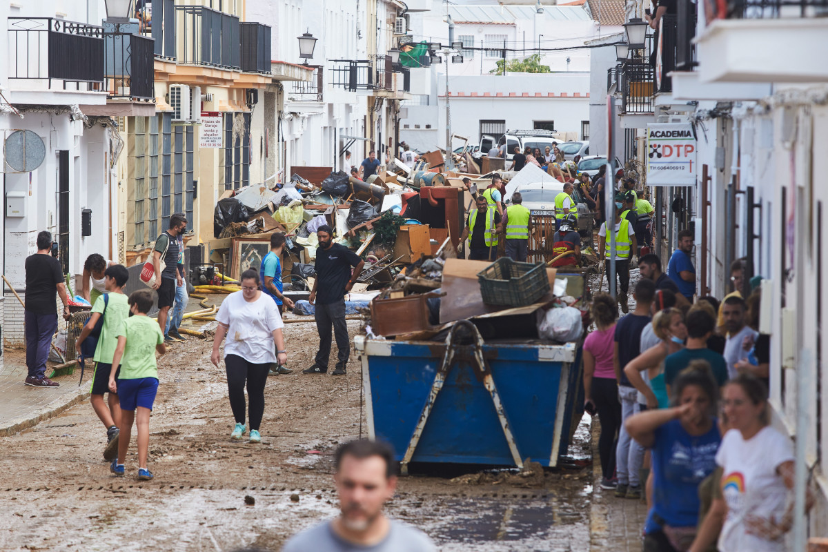 Tareas de limpieza en las calles del pueblo al día siguiente del temporal de lluvia que sufrió la provincia de Huelva a 24 de septiembre 2021 en Lepe (Huelva, Andalucía) .El temporal de lluvias registrado este jueves ha provocado graves inundaciones en ce