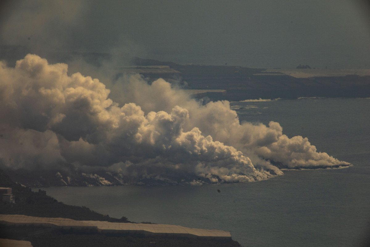 Vista general de la nube tóxica formada por el contacto de la lava del volcán de Cumbre Vieja con el mar, desde el mirador de El Time de La Palma