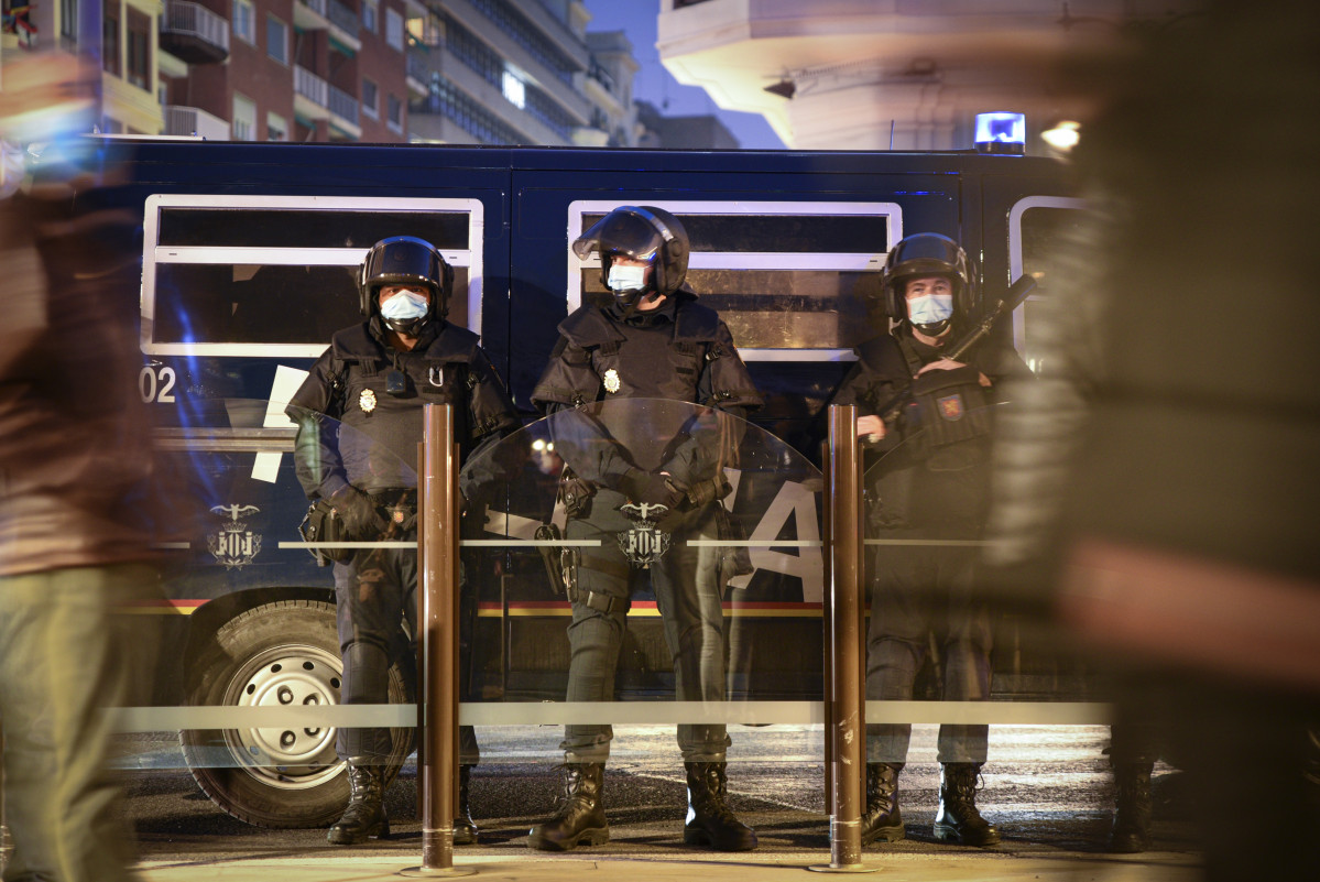 Archivo - Varios agentes de la Policía Nacional en un operativo en Valencia