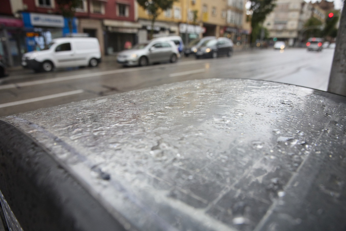 Gotas de lluvia sobre el capó de un coche,