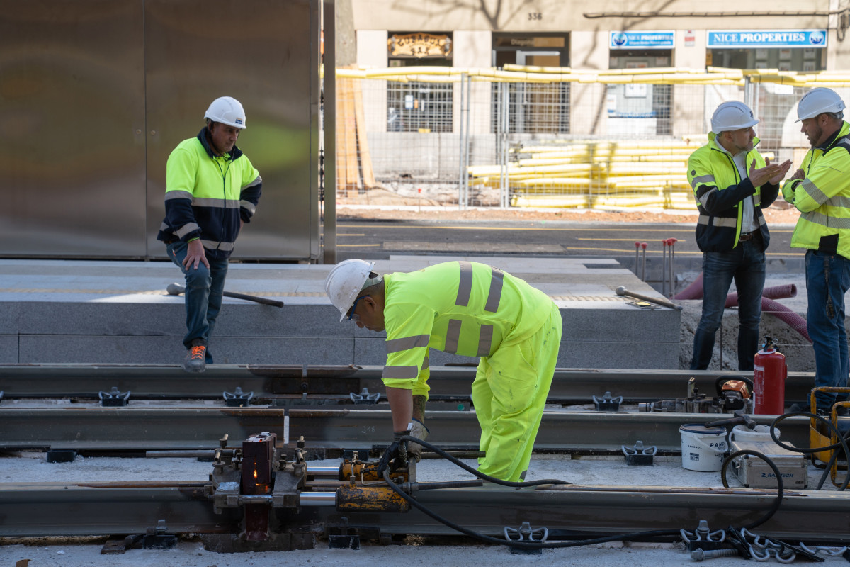 Archivo - Un grupo de obreros trabajan en las obras del tranvía y de urbanización del entorno, a 20 de marzo de 2023, en Barcelona, Catalunya (España).