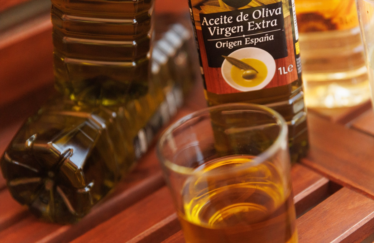 EuropaPress 5483762 botellas vasos aceite octubre 2023 madrid espana precio aceite oliva