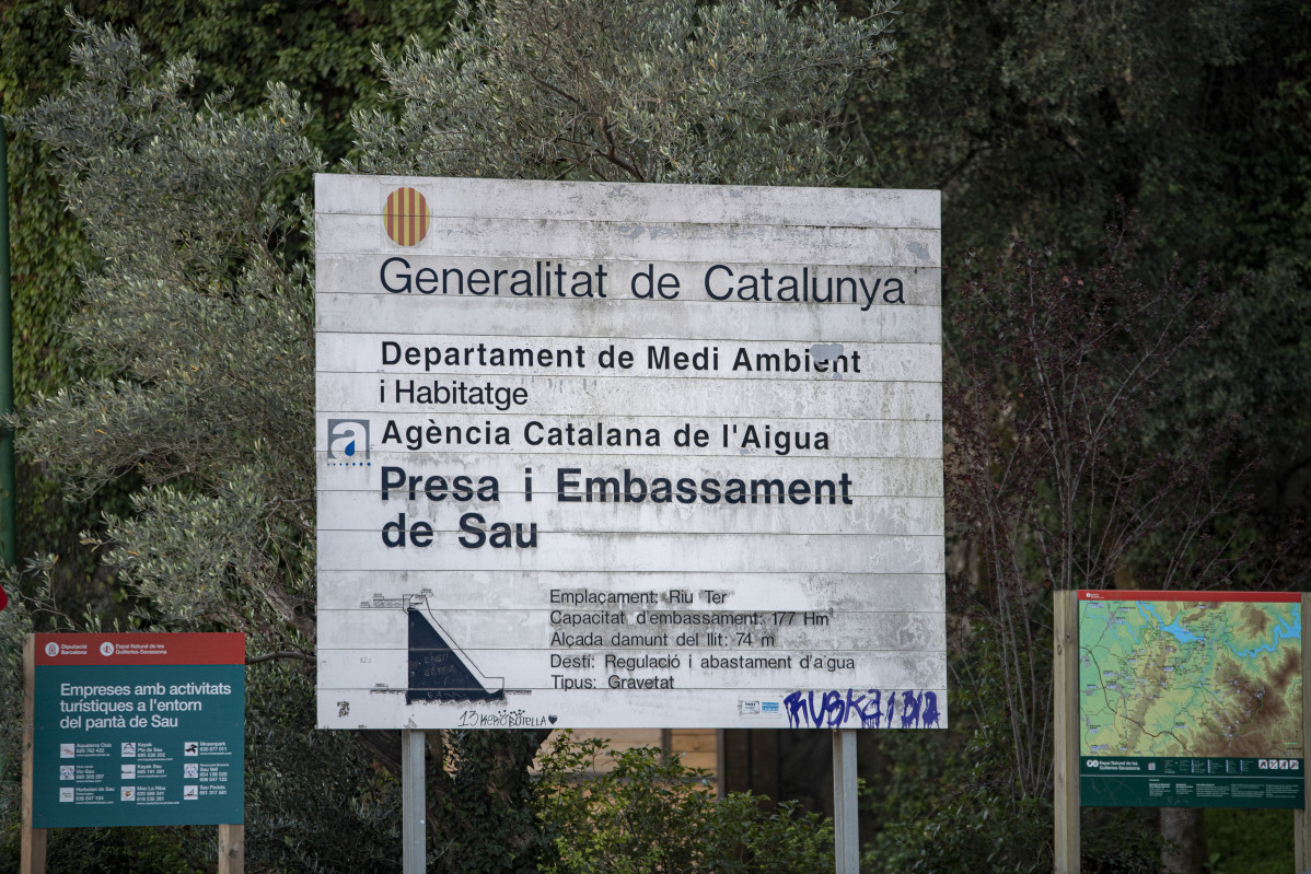 Archivo - Cartel indicativo del pantano de Sau, a 3 de octubre de 2022, en Vilanova de Sau, Barcelona