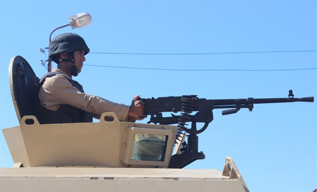 Soldado apuntando con una metralleta