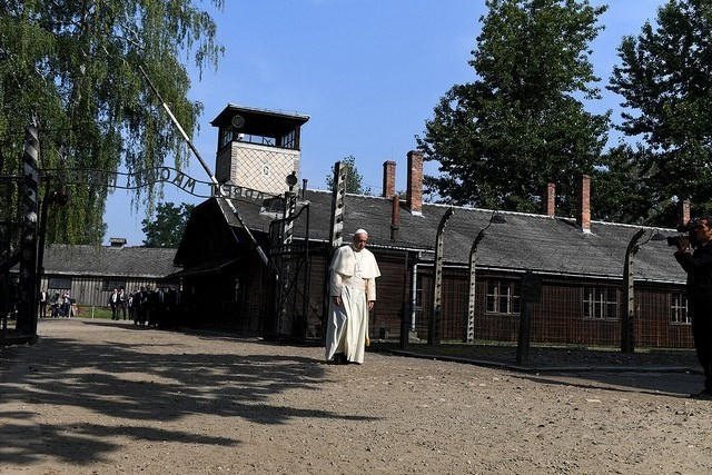 El Papa Francisco visita el campo de concentración de Auschwitz