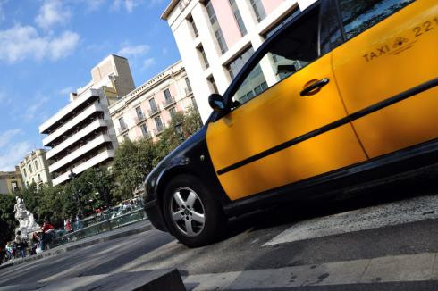 Los taxistas de Barcelona cobrarán un euro por cada maleta en 2015