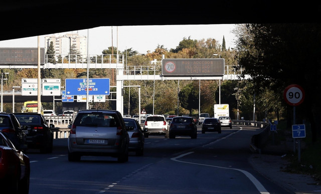 Tráfico, coches en la M30 de Madrid