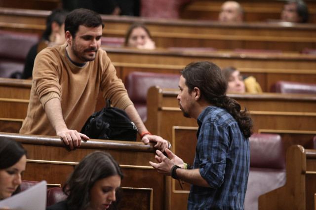 Alberto Garzón y Pablo Iglesias en el pleno en el Congreso