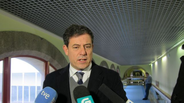 Besteiro dice a Feijoo que debería preocuparle el derrumbe de Galicia como a él 