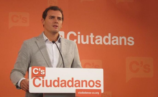 Rivera: ?La mitad de los catalanes no se suben al coche que Mas conduce hacia el precipicio"