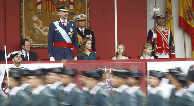 Felipe VI presidiendo el desfile de la hispanidad en 2014