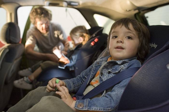 Niño en asiento de coche 