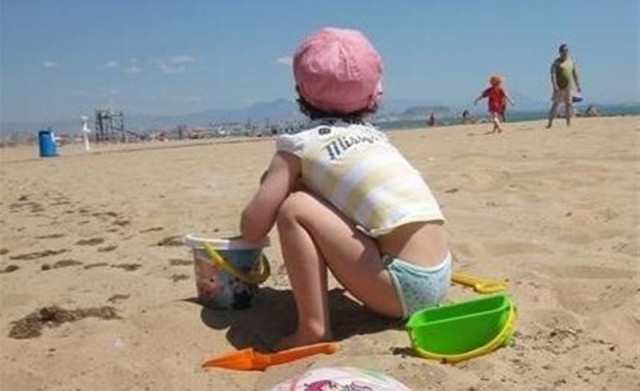 Niño jugando en la playa
