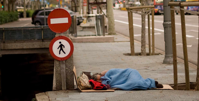 Persona sin hogar en Madrid