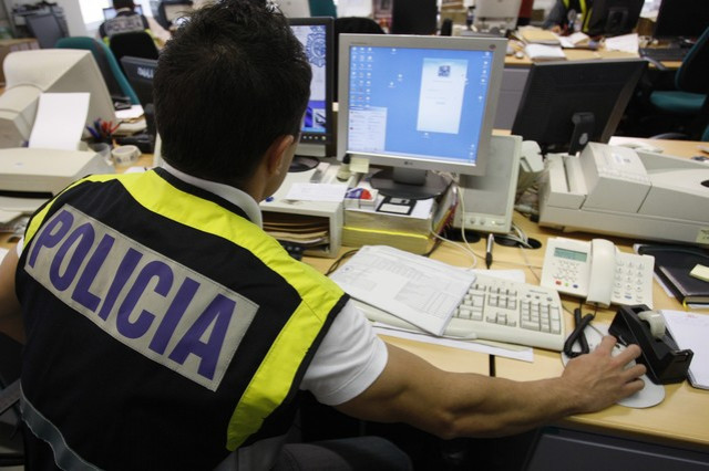 13 personas detenidas por compartir material pornográfico en la red