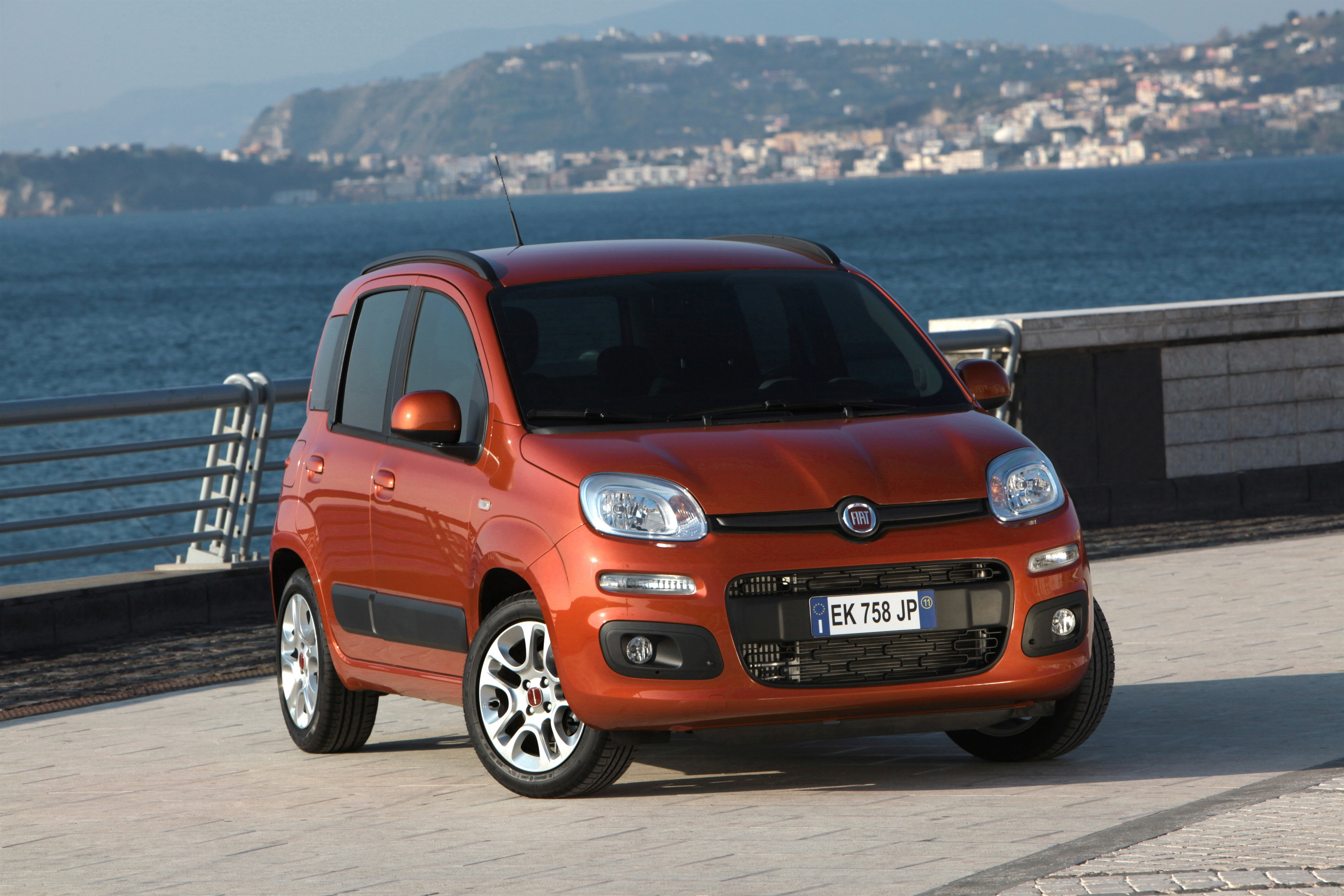 Le vendite di auto in Italia sono cresciute del 7,5% a 135.353 unità in aprile.