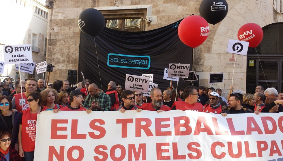 Extrabajadores RTVV manifestacion frente Generalitat