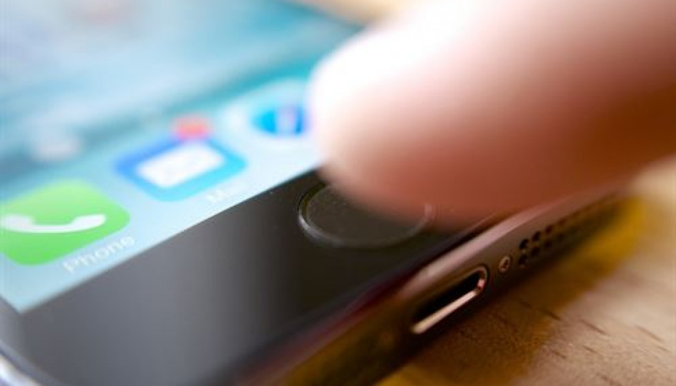 Usar el móvil triplica el riesgo de sufrir un tipo de cáncer cerebral