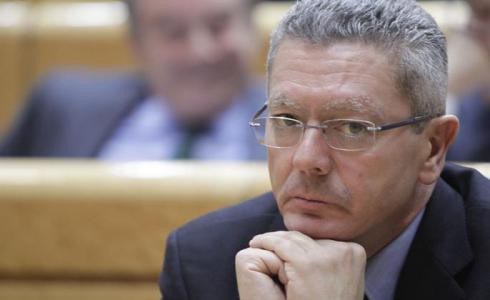Afectados por casos de bebés robados piden a Gallardón que Gallardón recuerda a Mas que ha jurado la Constitución y no puede tener la "tentación" de incumplirla