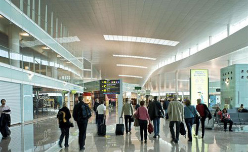 Turistas en el aeropuerto de El Prat