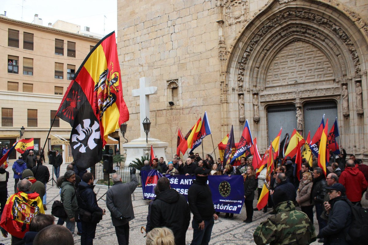 Concentrados frente a la cruz franquista en Callosa del Segura