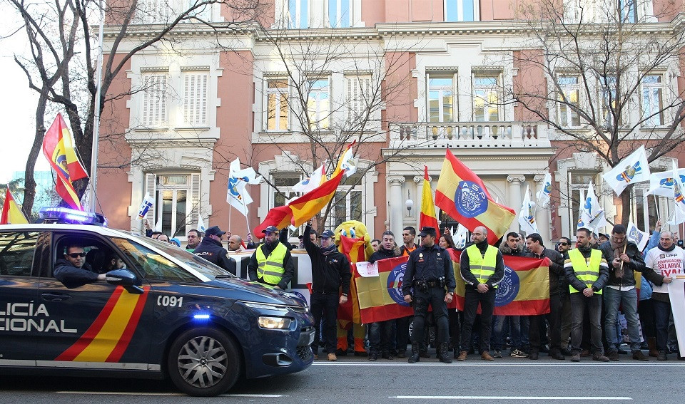 Manifestaciu00f3n por la equiparaciu00f3n salarial de la Policu00eda Nacional