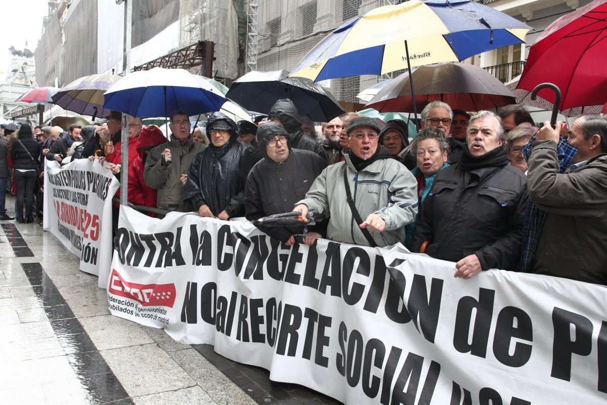 Concetraciu00f3n de pensionistas frente al Ministerio de Hacienda
