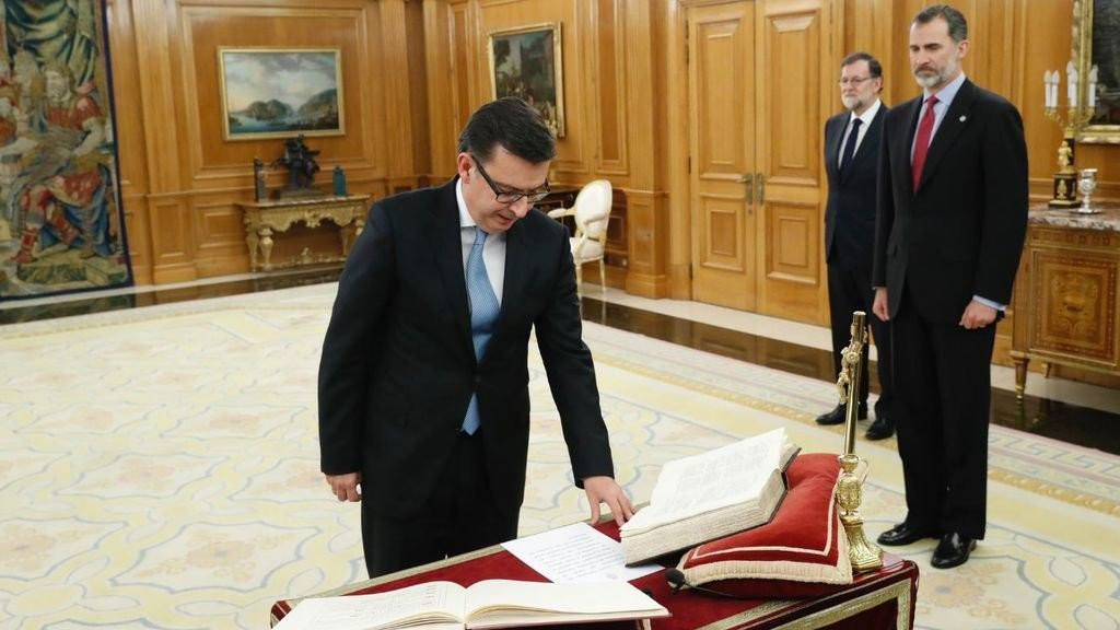 Escolano jura como ministro de Economu00eda ante el Rey en presencia de Rajoy