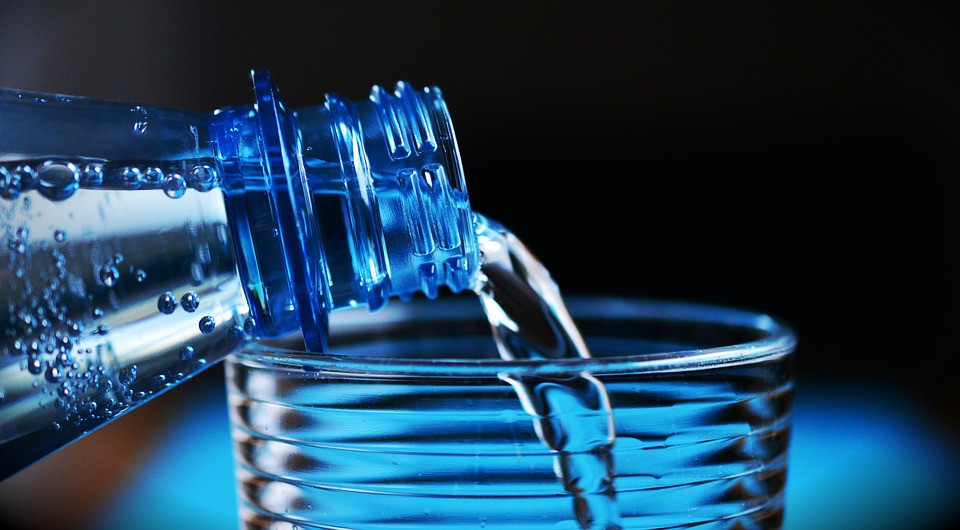 Casi toda el agua embotellada está contaminada con microplásticos
