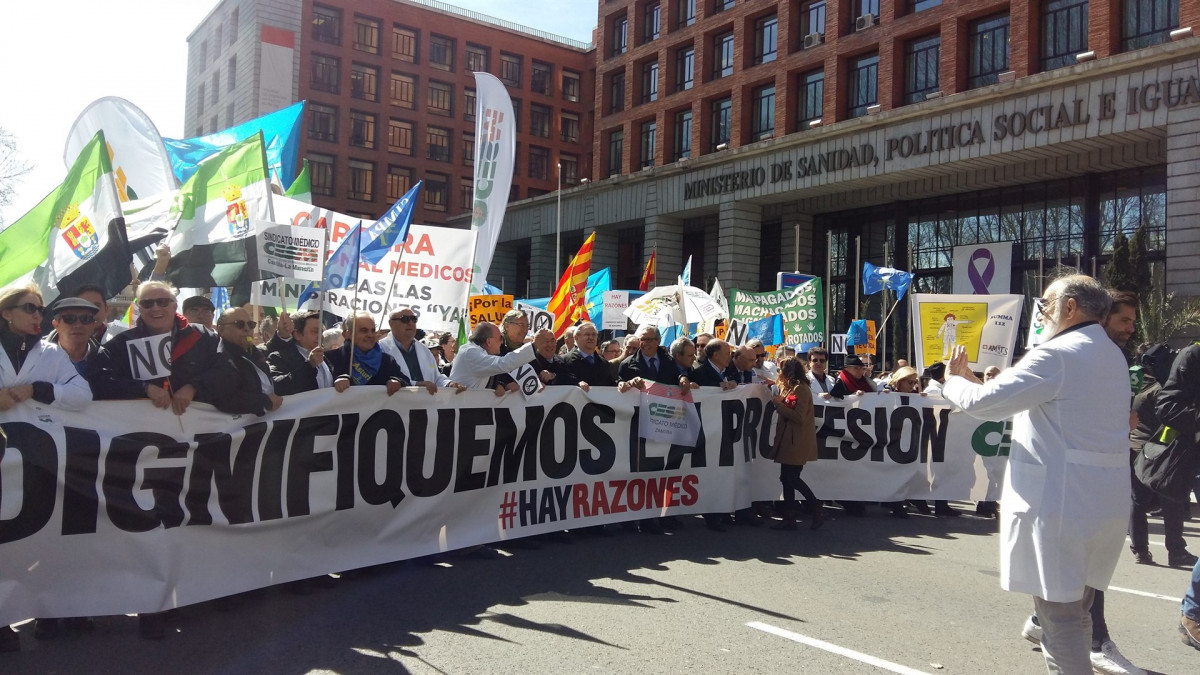 Mu00e9dicos se manifiestan en Madrid