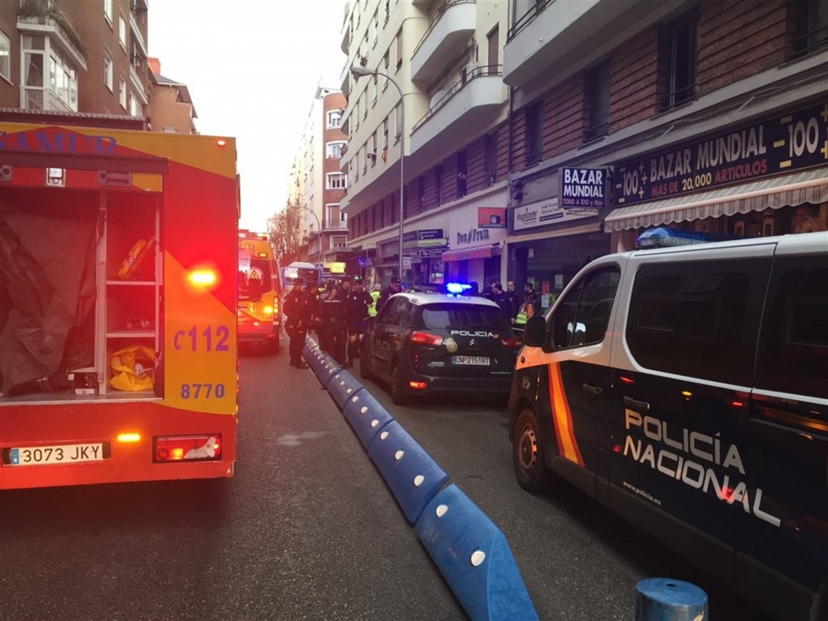 Policu00eda y Samur en la calle donde ha muerto un hombre por un disparo