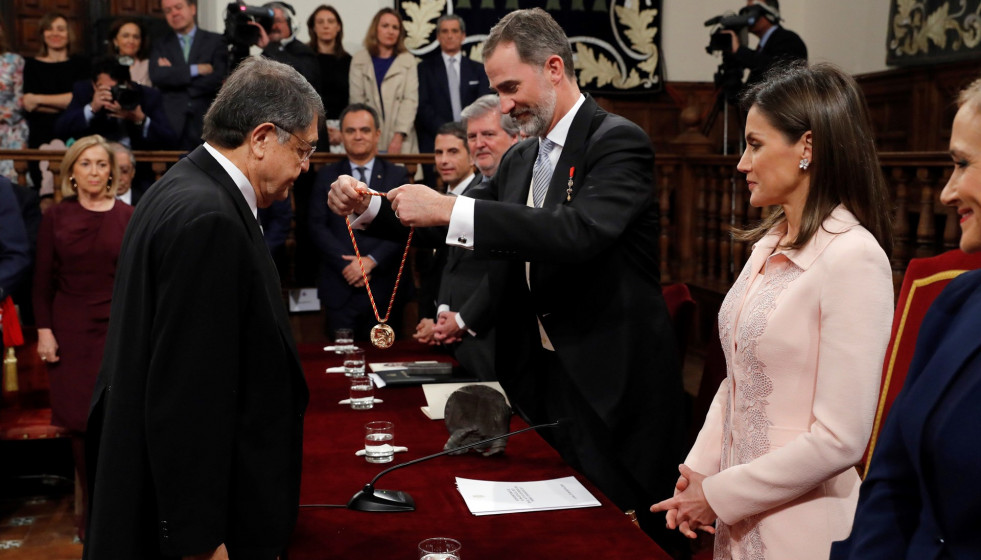 Los Reyes imponen la medalla del Premio Cervantes al escritor Sergio Ramírez