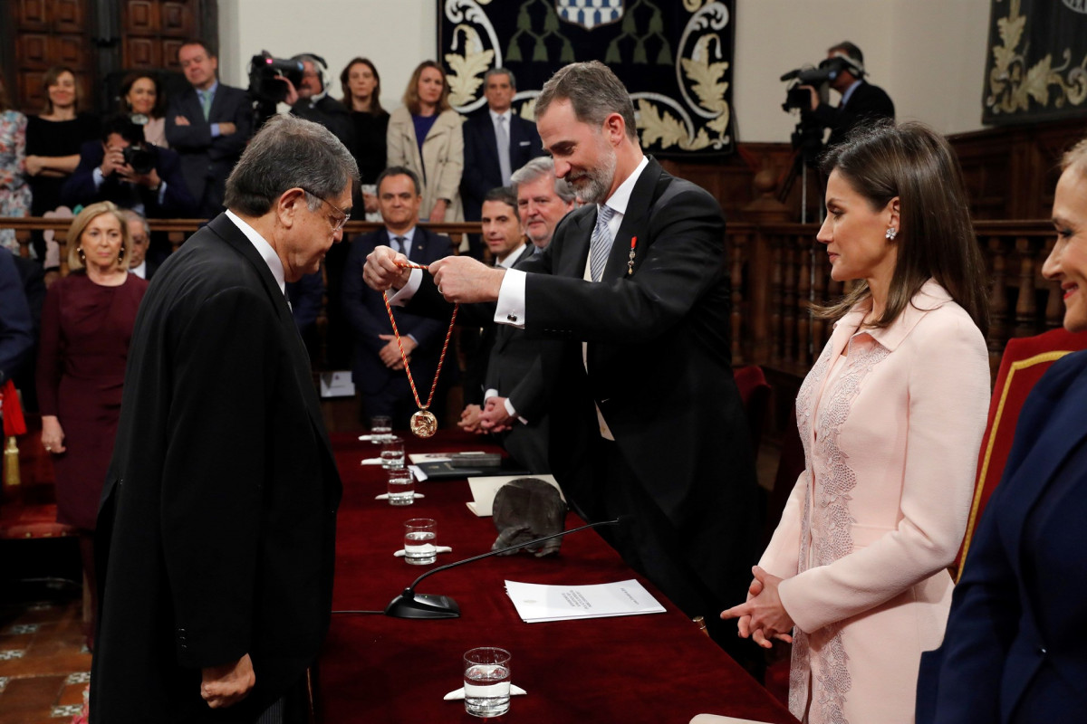 Los Reyes imponen la medalla del Premio Cervantes al escritor Sergio Ramu00edrez