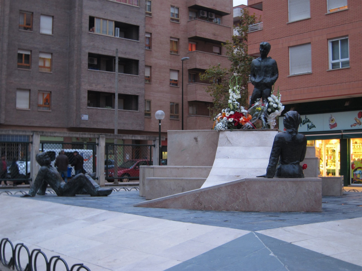 Monumento Recuerdo A Vu00edctimas Del Atentado De ETA En La Casa Cuartel En Zaragoza