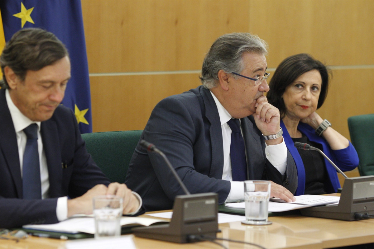 Zoido, Robles y Hernando durante la reuniu00f3n del pacto antiyihadista