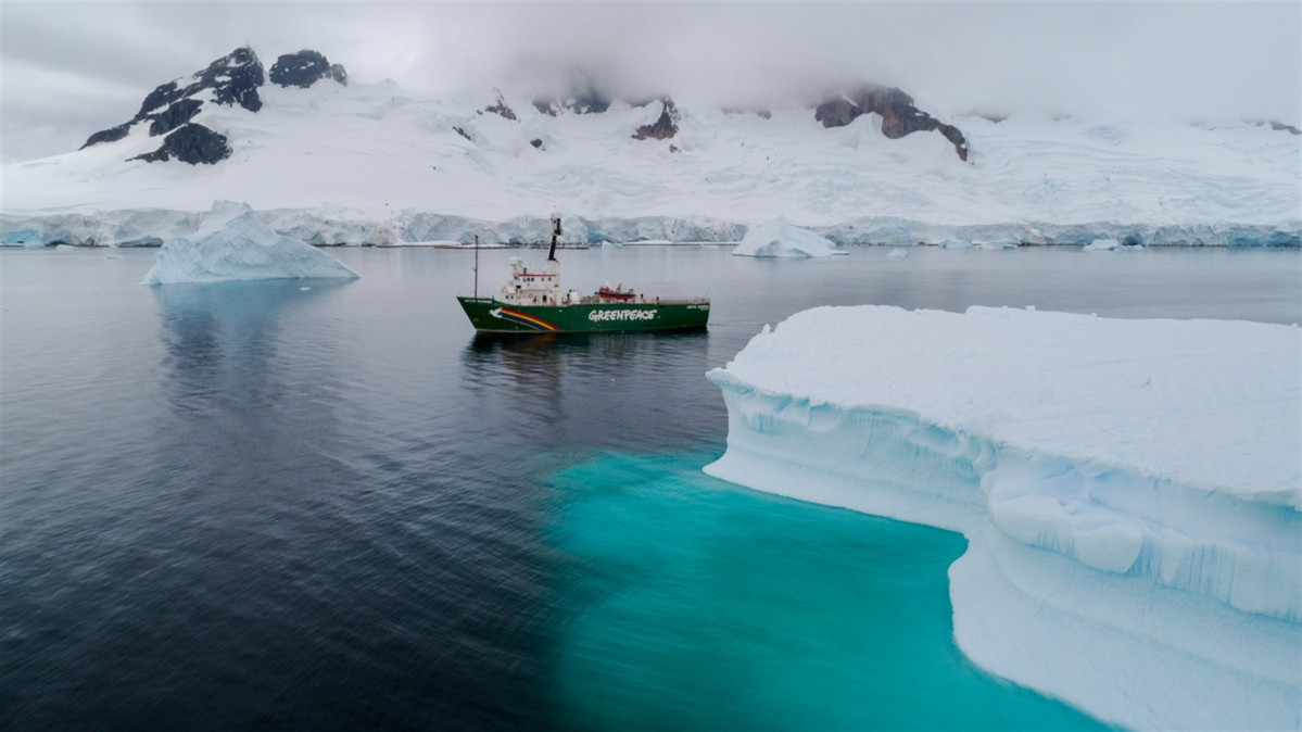 El barco Artic Sunrise de Greenpeace en Charlotte Bay, en la Penu00ednsula Antu00e1rtica