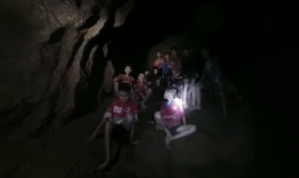 Niu00f1os a trapados cueva Tailandia