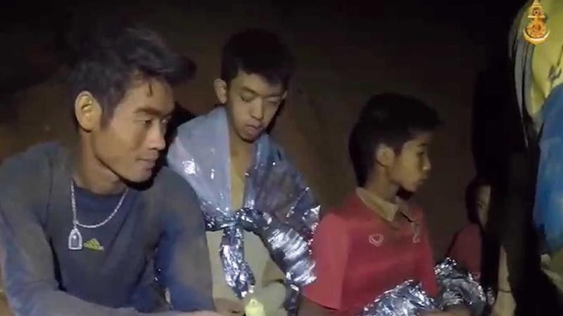 Los niños y el entrenador en la gruta en Tailandia