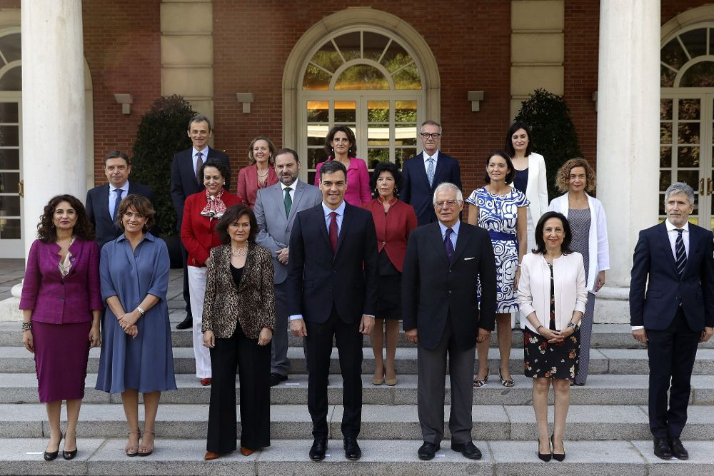 El presidente del gobierno Pedro Su00e1nchez, acompau00f1ado de su gabiente. Ballesteros EFE