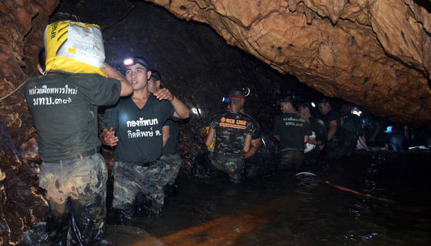 Buzos ejercito tai drenando agua cueva ejercito tai