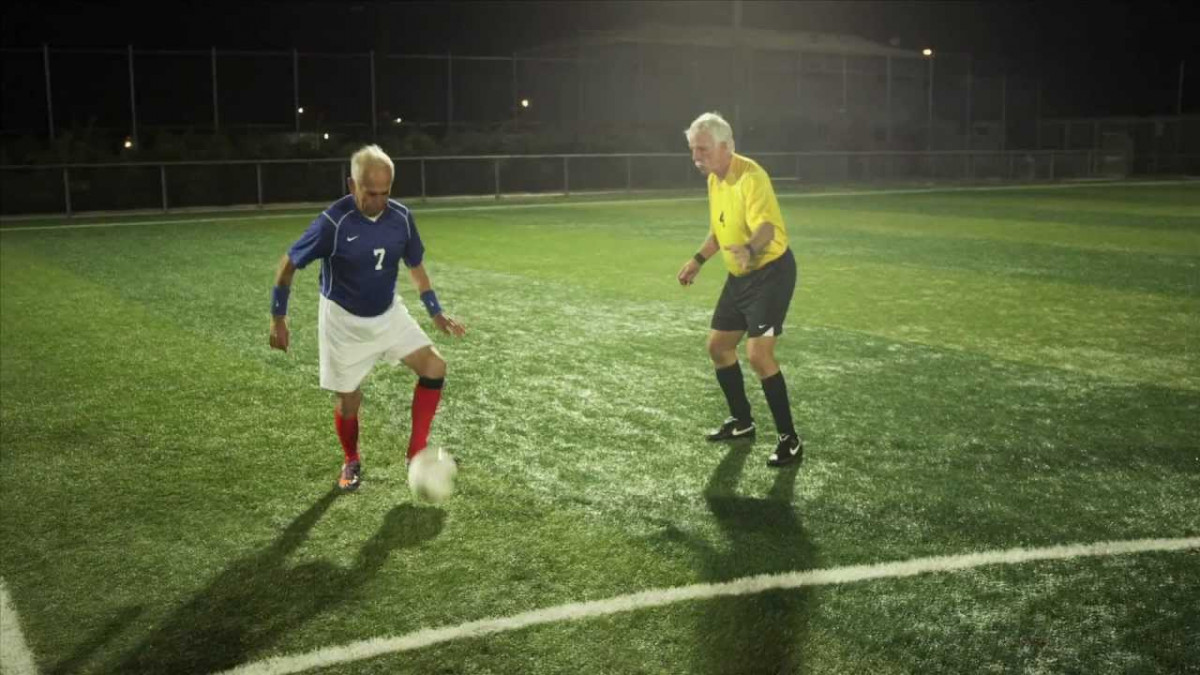 Hombres mayores jugando al fu00fatbol