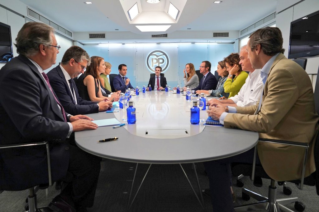 Primera reunión con Pablo Casado al frente del PP