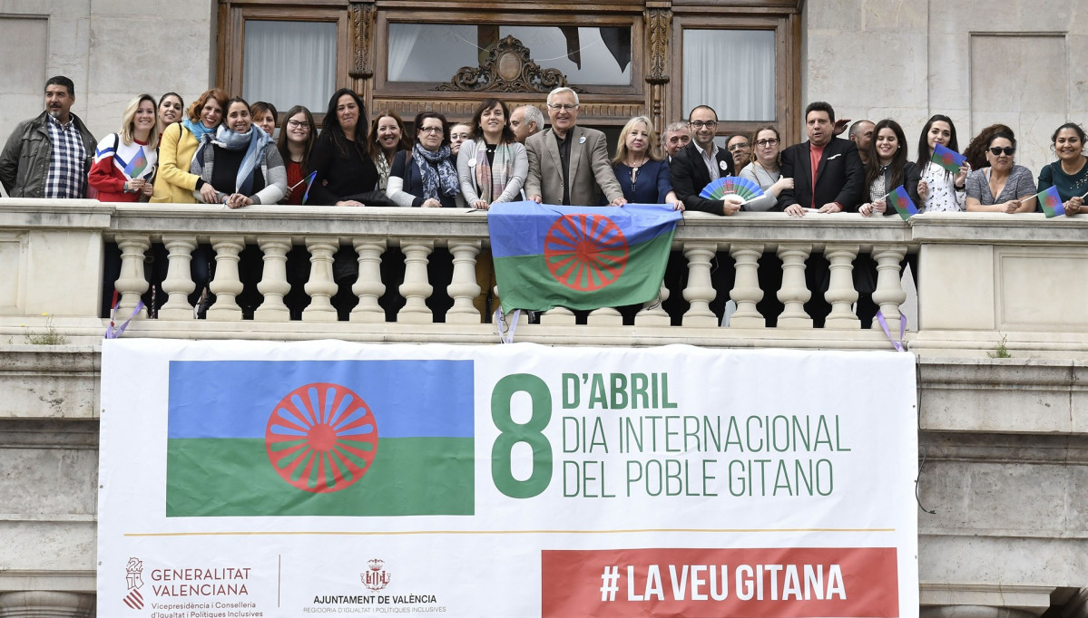 Campau00f1a del Du00eda del Pueblo Gitano en el balcu00f3n consistorial