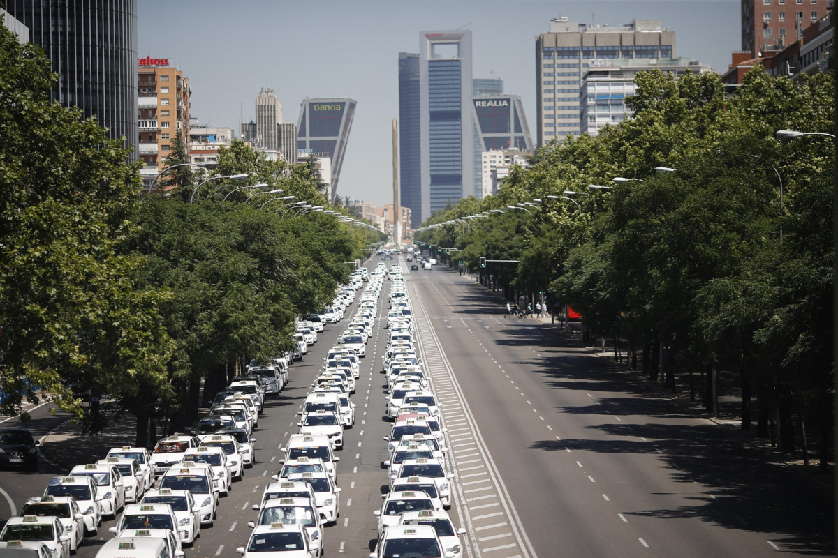 Taxistas se concentran en el Paseo de la Castellana de Madrid frente al Ministero Eduardo Parra