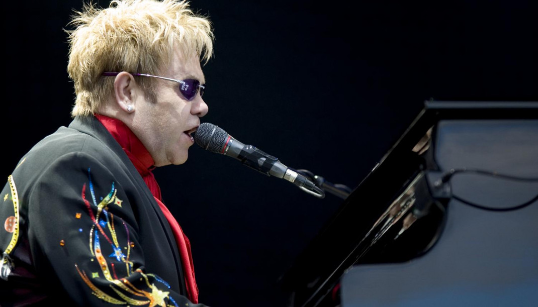 Elton John performing, 2008 3