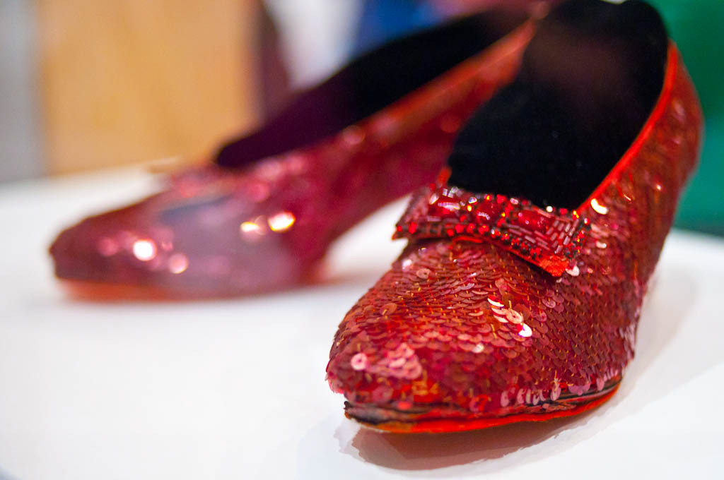 Los tacones de rubu00ed de Dorothy expuesto en el Museo Smithsonian